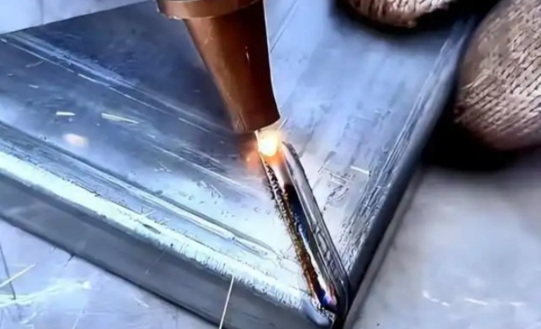 动力电池双层板焊接机为何昂贵：深度解析