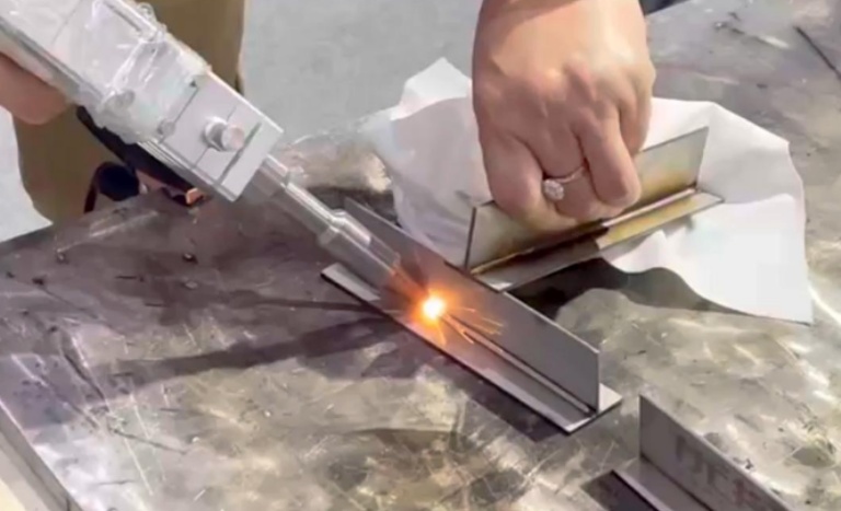 脉冲激光焊接机vs连续光纤焊接机价格区别分析